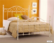 Элегантные кованые кровати