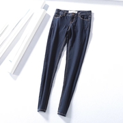 Джинсы синие с карманами.