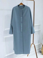 Пальто длиное, ниже колена.